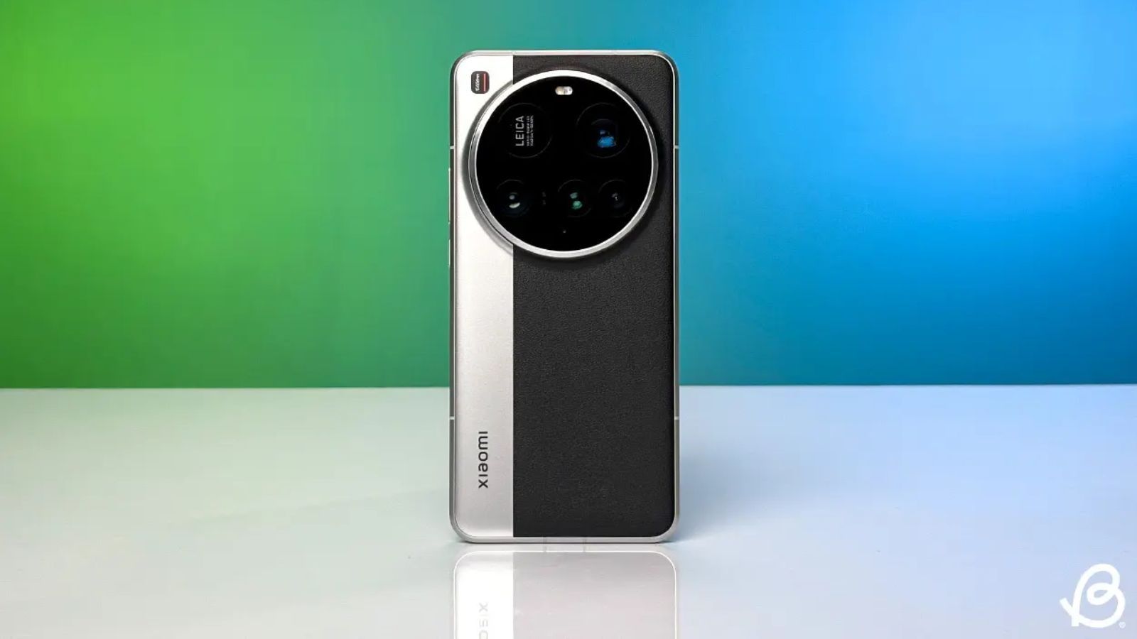 Xiaomi 17 Ultra 1 phone standing